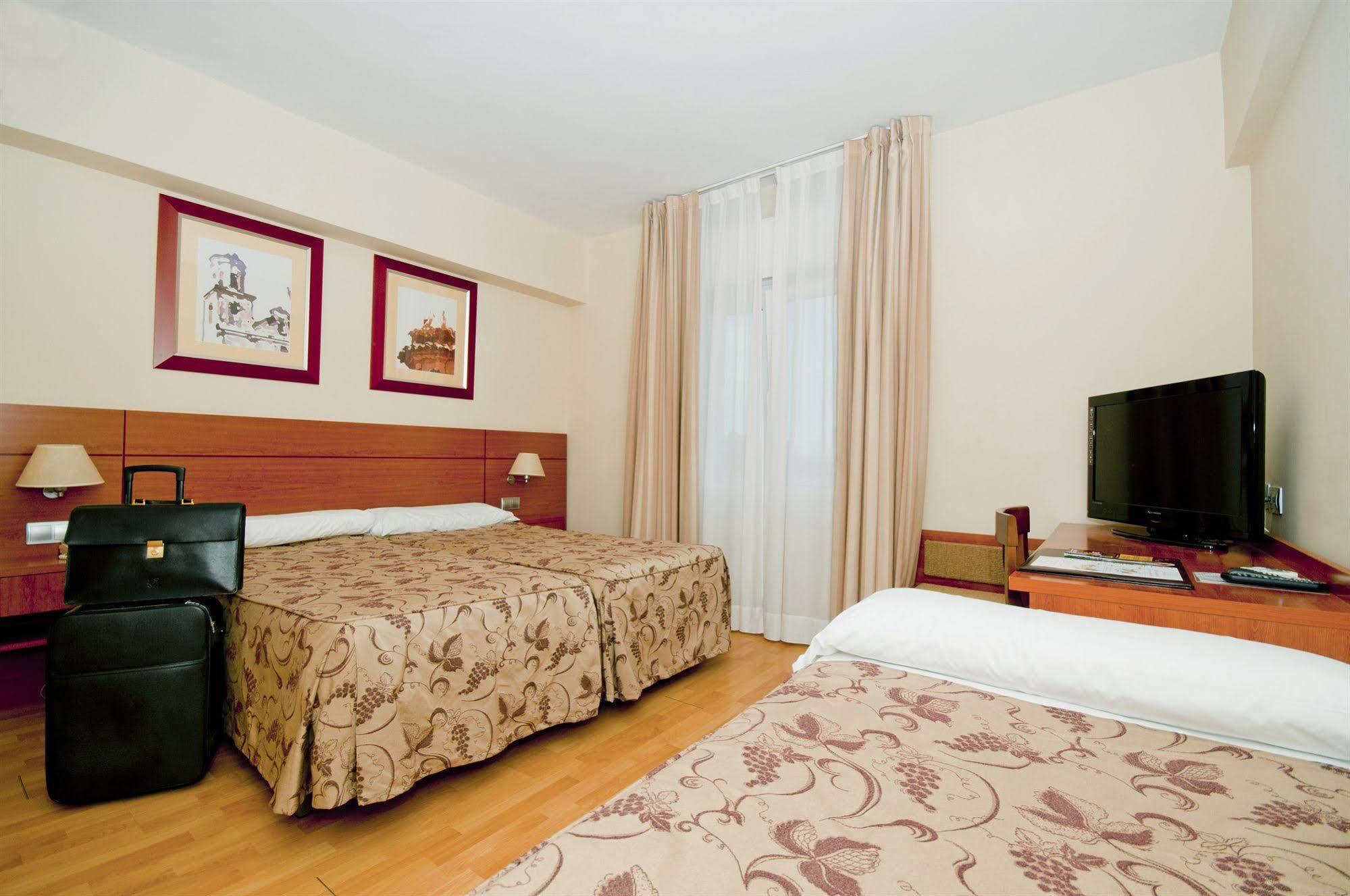 Hotel Palacios Alfaro Oda fotoğraf